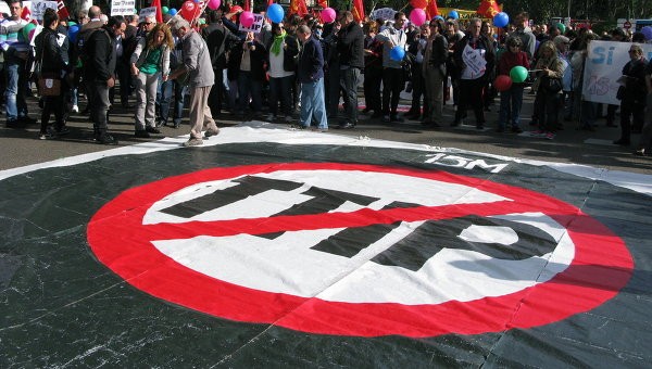 В Европе прошли массовые демонстрации против соглашения о ЗСТ между США и ЕС - ảnh 1